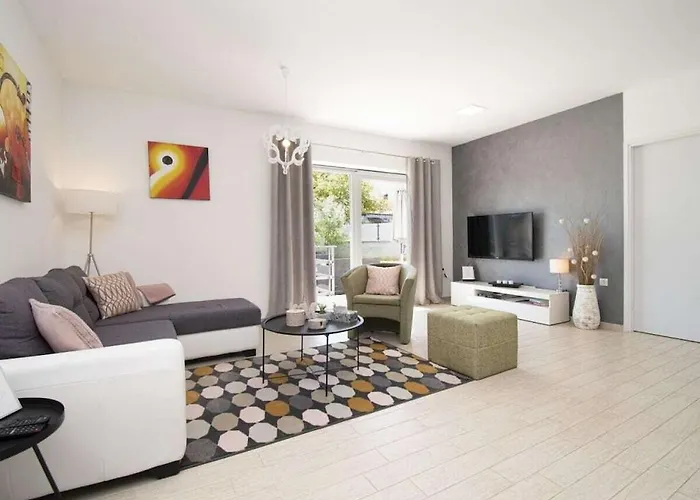 In Pula With Swimming Pool