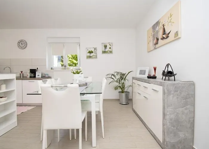 In Pula With Swimming Pool * Pula