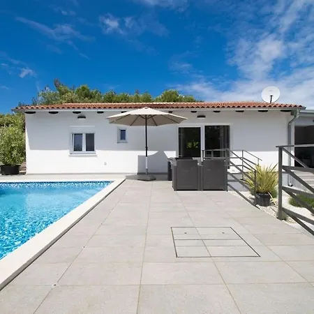 Villa In Pula With Swimming Pool *