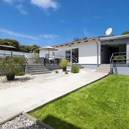 In Pula With Swimming Pool Pula