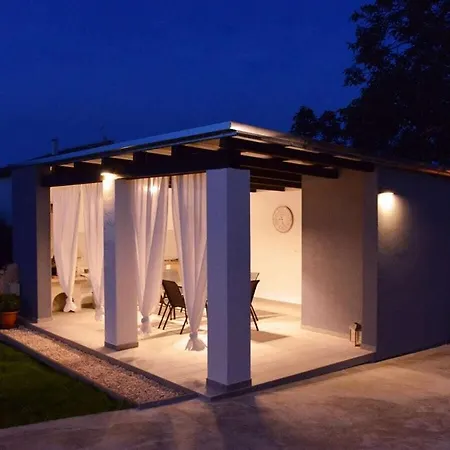 Villa In Pula With Swimming Pool *