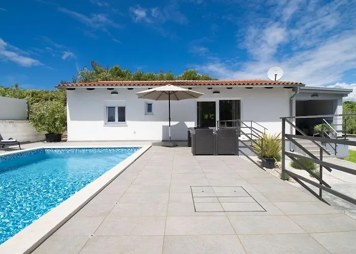Villa In Pula With Swimming Pool *