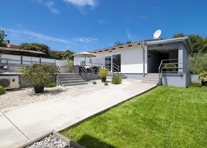 In Pula With Swimming Pool Pula