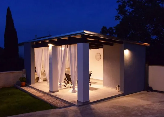 Villa In Pula With Swimming Pool *