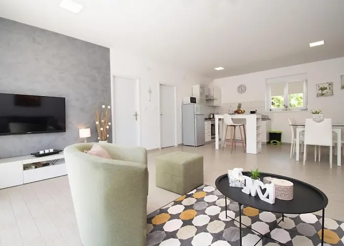 In Pula With Swimming Pool * Pula