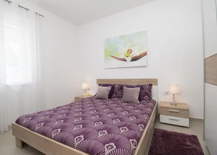 Villa In Pula With Swimming Pool *