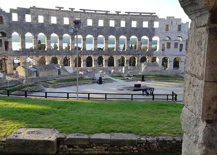 In Pula With Swimming Pool Pula