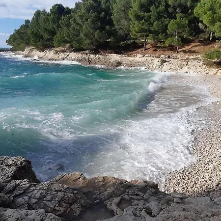 Vila In With Swimming Pool Pula